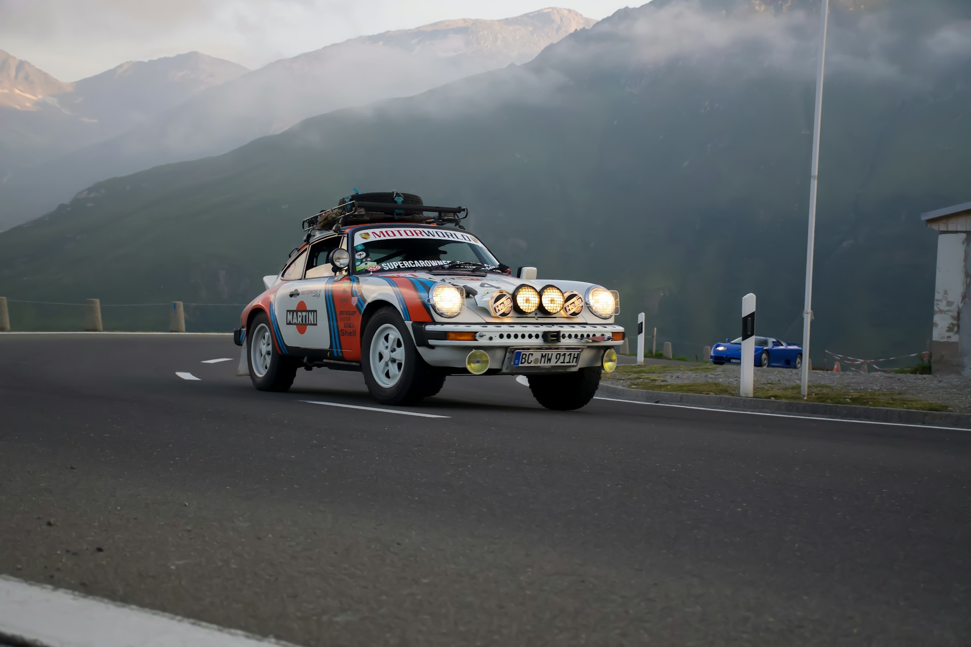 ラリー仕様のポルシェ911が峠道を走る